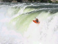 kayaker_onfalls.jpg 60K